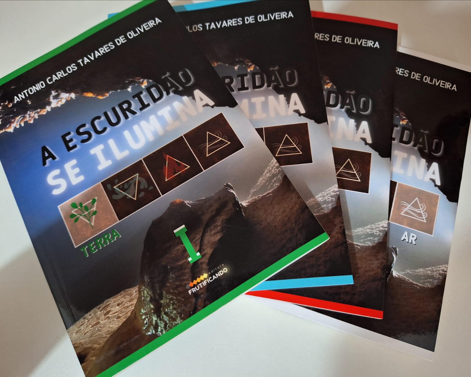 quadrilogia “A escuridão se ilumina”