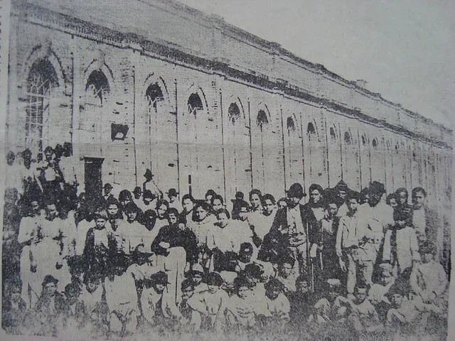Foto que mostra operários da fábrica N. S. da Ponte, em Sorocaba, transformada em Shopping Center