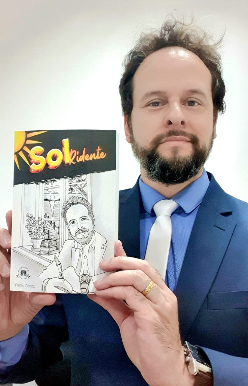 O autor, Pietro Costa, com o livro 'Sol Ridente'