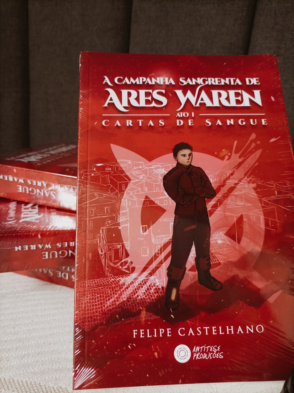 Imagem do livro "A campanha Sangrenta de Ares Waren- Ato 1- Cartas de sangue", de Felipe Castelhano, pela Editora UICLAP