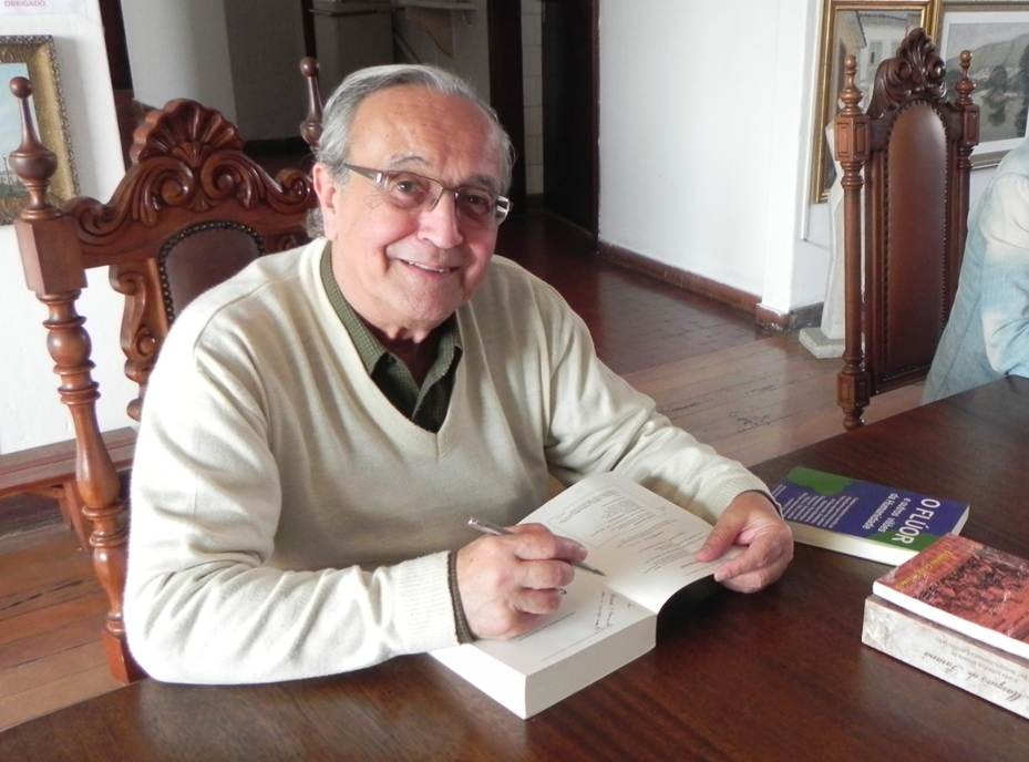 Helio Rubens autografando o livro 'O que o Brasil perdeu – à procura da verdade histórica', em coautoria com Fábio Miranda